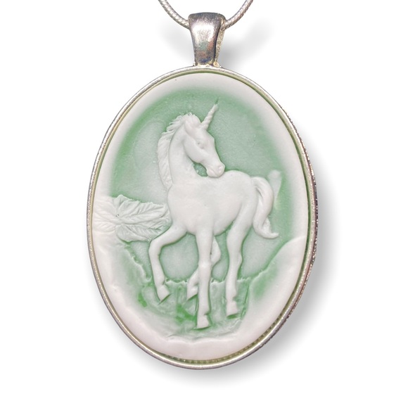 Handmade Unicorn Cameo Pendant 3D Necklace Green & White 925 Stamped Silver - Picture 7 of 7
